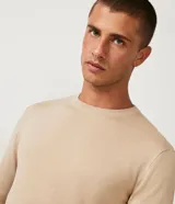 Suéter Request de corte slim, color beige, con cuello redondo y manga larga. Confeccionado en tejido de punto fino de viscosa y poliamida.