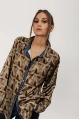 Camisa de seda estampada con diseño retro estilo cubista en tonos verdes y cobre, con cuello camisero y botones símil metal oro viejo.