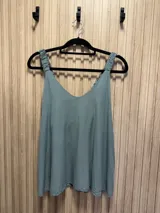 Musculosa verde con breteles finos elásticos y escote en V.