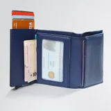 Billetera azul de cuero PU y aluminio con tecnología RFID blocking. Cuenta con tarjetero de aluminio para 6 tarjetas, 2 espacios adicionales para tarjetas, espacio con ventana transparente para cédula de identidad, espacio interno para 6 billetes y bolsillo monedero exterior con cierre.