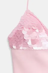 Top halter rosado con escote en V y detalle de lentejuelas en la parte superior del delantero, con cierre lateral con cremallera oculta y lazada en el cuello.