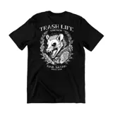 Remera de manga corta negra 100% algodón, con gran estampado en la espalda de una zarigüeya con chaleco y la frase 'Trash Life - Hail Satan'.