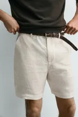 Bermuda regular fit azul marino confeccionada en lino, con bolsillos frontales, bolsillos traseros de doble vivo con botón y cierre frontal con cremallera y botón.
