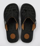 Ojotas marrones de dedo para hombre, marca Cartago, modelo Alabama. Con plantilla anatómica texturizada y tiras largas con detalle en costura.