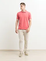 Remera azul con cuello polo y tapeta de dos botones.