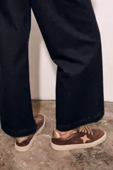 Pantalón de jean azul oscuro, corte wide leg y tiro medio.