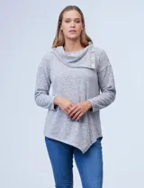 Buzo azul en tejido soft de la marca Ruby Rd. Tiene cuello volcado con aplique de botones y terminación de ruedo asimétrico.
