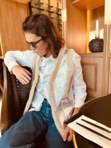 Chaleco plateado reversible con interior de gamulan color crema.