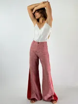 Pantalón de lino color ladrillo, de corte palazzo con aberturas laterales.