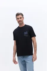 Remera de manga corta color beige con cuello redondo y calce regular. Presenta un estampado con lettering en el pecho.