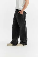 Jean carpenter de calce amplio estilo workwear, con bolsillos extra y diseño suelto.