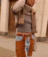 Musculosa negra de punto acanalado con corte ajustado y bordado de caballo en el pecho.