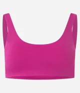 Top deportivo de microfibra color fucsia, con tirantes anchos fijos y copa incorporada.