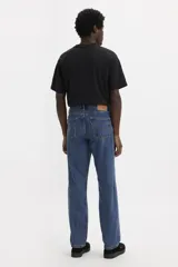 Jean Levi's 505 Regular Fit de hombre, color azul oscuro, con pierna recta y tiro alto. Cuenta con cierre de cremallera y diseño de 5 bolsillos.