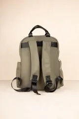 Mochila color verde militar de nylon con asa fija doble, dos bolsillos externos frontales con cierre, dos compartimentos laterales y un compartimento interno grande.