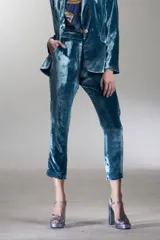 Pantalón de terciopelo azul petróleo, de corte recto y largo al tobillo.