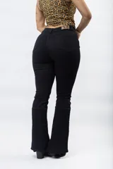 Pantalón Oxford negro de tiro alto, ajustado en la parte superior y acampanado desde la rodilla.