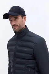Campera puffer de nylon color beige, con diseño minimalista, cuello alto, cierre frontal y puños elásticos. Presenta logo de la marca bordado en el pecho.
