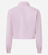 Camisa cropped de manga larga en tejido tricoline, con estampado de rayas verticales finas en color rosa y blanco. Presenta cuello camisero tradicional y cierre frontal decorado con tres lazos de tela. Diseño de corte corto y ajuste recto.