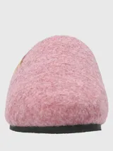 Pantuflas de fieltro color rosado con interior de piel sintética, borde en color celeste y suela de goma negra. Incluye etiqueta de marca en el lateral.