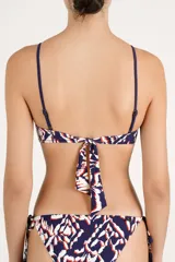 Top de bikini en forma de triángulo, con estampado abstracto en tonos azul marino, blanco y naranja, y detalles de tiras trenzadas con cuentas doradas en los bordes.