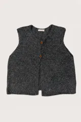 Chaleco de tejido de punto texturizado en color gris oscuro, con cuello en V y cierre frontal de dos botones marrones.