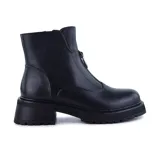 Bota corta negra de cuero sintético con cierre frontal de cremallera, caña baja, suela track y taco bajo cuadrado.