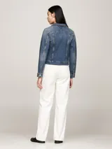 Campera de jean azul de Tommy Hilfiger, de corte slim, con cuello clásico, cierre con botones metálicos, bolsillos de solapa en el pecho y logo bordado en el bolsillo delantero.