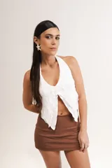 Short pollera de gabardina elastizada color marrón, de tiro bajo y corte ajustado.