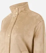 Campera tipo bomber de tacto gamuzado, con cuello alto, cierre frontal con botones a presión, bolsillos laterales y puños ajustables con botón.