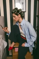 Camisa oversize de popelina 100% algodón, color celeste, con estampado en serigrafía en la parte trasera y en el bolsillo delantero.