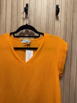 Blusa color naranja de viscosa con escote en "v" y mangas cortas.