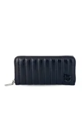 Billetera de dama en símil cuero color negro, de diseño acolchado con costuras verticales que forman relieves y cierre perimetral. Incluye monograma en la esquina inferior y viene con caja de presentación estampada.