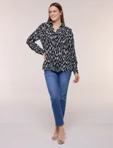 Camisa de gasa estampada con diseño animal print, cuello con solapa, escote en V, cierre frontal con botones y mangas largas, de la marca Ninety Clothing.