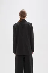 Blazer de corte holgado con diseño de rayas verticales, cuello solapa y cierre frontal con un botón. Cuenta con bolsillos laterales con solapa.