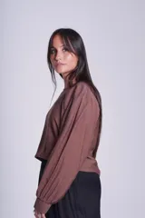 Blusa negra de mangas largas abullonadas y cuello redondo.