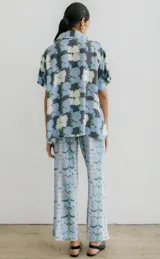 Pantalón de fibrana con estampado abstracto en tonos celestes, blancos y grises. Corte recto y holgado.