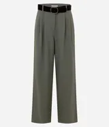 Pantalón de sastrería modelo wide leg color verde militar, confeccionado en crepé. Presenta pliegues delanteros, cintura con trabillas e incluye un cinturón de gamuza a tono.