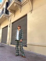 Pantalón de corte recto y tiro alto con estampado de cuadros en tonos verdes, beige y negro.