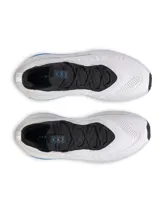 Championes Under Armour UA Phantom 4, color blanco y negro con detalles en azul. Combinan rendimiento técnico con diseño urbano, con parte superior textil estructurada, cuello de punto tipo calcetín, contrafuerte de TPU y amortiguación UA HOVR™+.