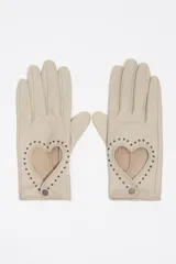 Guantes de piel ovina color beige, con diseño de recorte en forma de corazón en el dorso, decorado con pequeñas tachas metálicas alrededor y cierre de broche a presión en la muñeca.