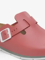Zueco BIRKENSTOCK Boston Pro LE Mars Red, con capellada de cuero natural color rojo, plantilla anatómica de corcho-látex y suela de poliuretano (PU) resistente al deslizamiento.