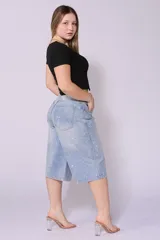 Bermuda de jean celeste con corte ancho y detalles de brillos blancos.