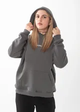 Canguro unisex de corte oversize confeccionado en felpa premium de alto gramaje. Presenta capucha, mangas largas con puños acanalados y diseño con bordado en la espalda que incluye la frase 'RESILIENCE BUILT IN SILENCE'.