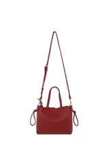 Morral y bandolera Oreiro de cuero sintético en color bordó, con diseño estructurado, doble asa de mano y correa larga ajustable y desmontable. Cuenta con detalles de nudos en los laterales y herrajes metálicos plateados.