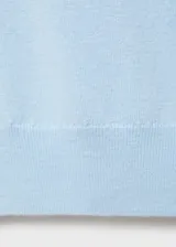 Jersey de punto fino con cuello redondo y manga larga, confeccionado en lana pura con diseño recto.