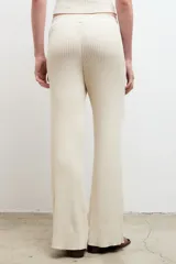 Pantalón de punto acanalado en color crema, con corte recto y tiro alto, confeccionado en algodón.