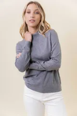 Buzo de tejido fino color amarillo claro, con cuello semi alto, manga larga y calce regular.