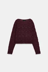 Jersey de manga larga color vino tinto, tejido en punto abierto con diseño calado de rombos.