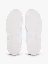 Zapatillas de piel Tommy Hilfiger de corte bajo, color blanco con paneles de ante en tono gris claro, inspiradas en modelos de running retro con suela de EVA y detalles distintivos.